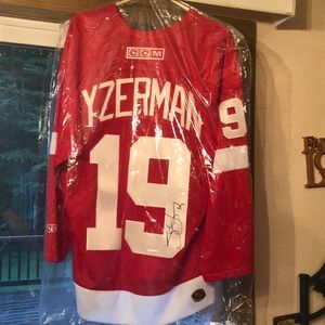 Autographed Yzerman redwing jersey (19 captain)